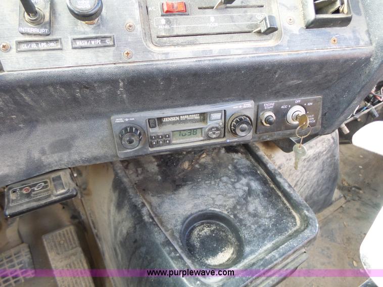 image for item L7125 1991 Volvo WG flatbed truck