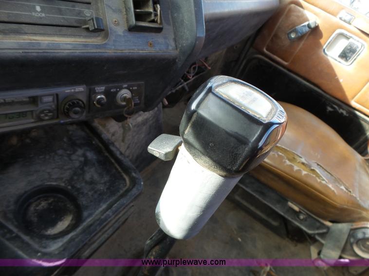 image for item L7125 1991 Volvo WG flatbed truck