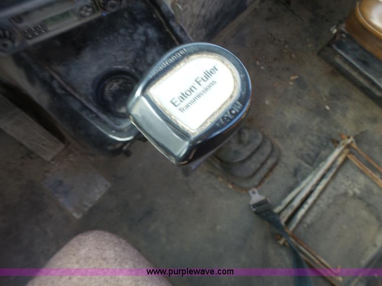 image for item L7125 1991 Volvo WG flatbed truck