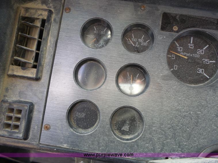 image for item L7125 1991 Volvo WG flatbed truck