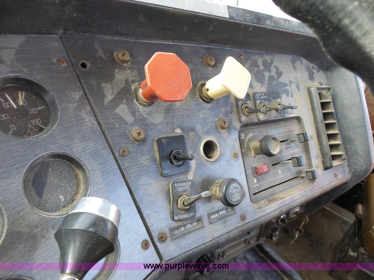 image for item L7125 1991 Volvo WG flatbed truck