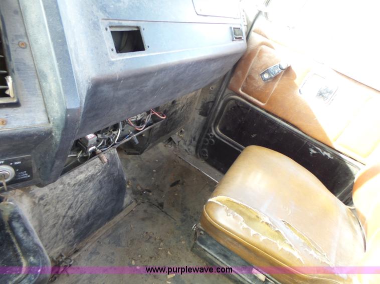 image for item L7125 1991 Volvo WG flatbed truck