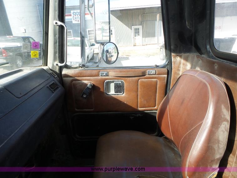 image for item L7125 1991 Volvo WG flatbed truck