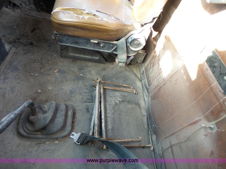 image for item L7125 1991 Volvo WG flatbed truck