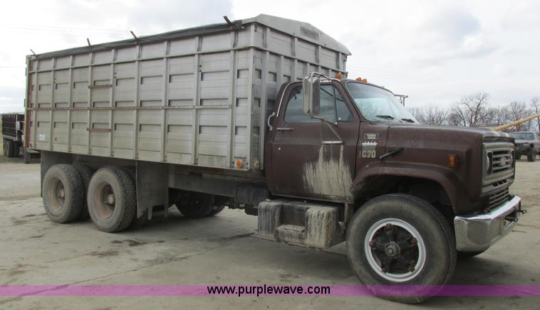image for item L7149 1979 Chevrolet C70 grain truck