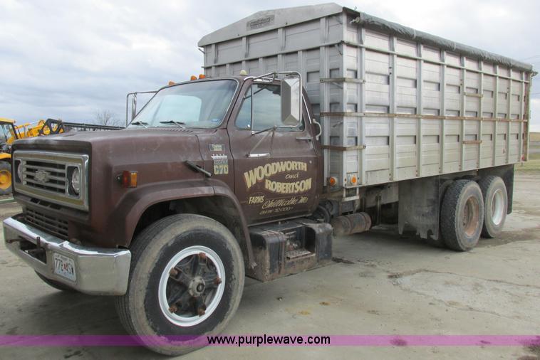 image for item L7149 1979 Chevrolet C70 grain truck