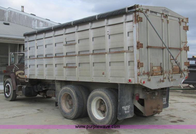image for item L7149 1979 Chevrolet C70 grain truck