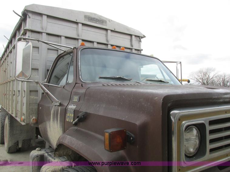 image for item L7149 1979 Chevrolet C70 grain truck