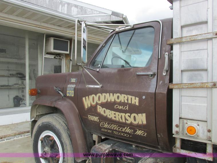 image for item L7149 1979 Chevrolet C70 grain truck