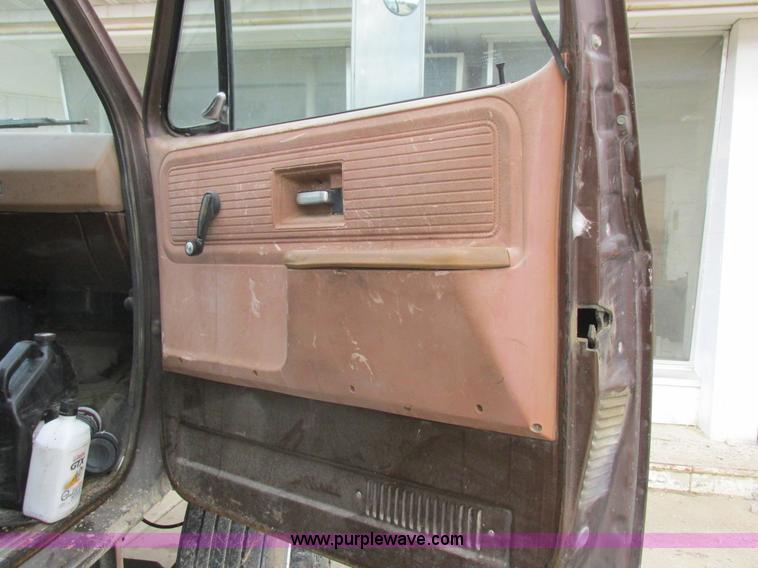 image for item L7149 1979 Chevrolet C70 grain truck