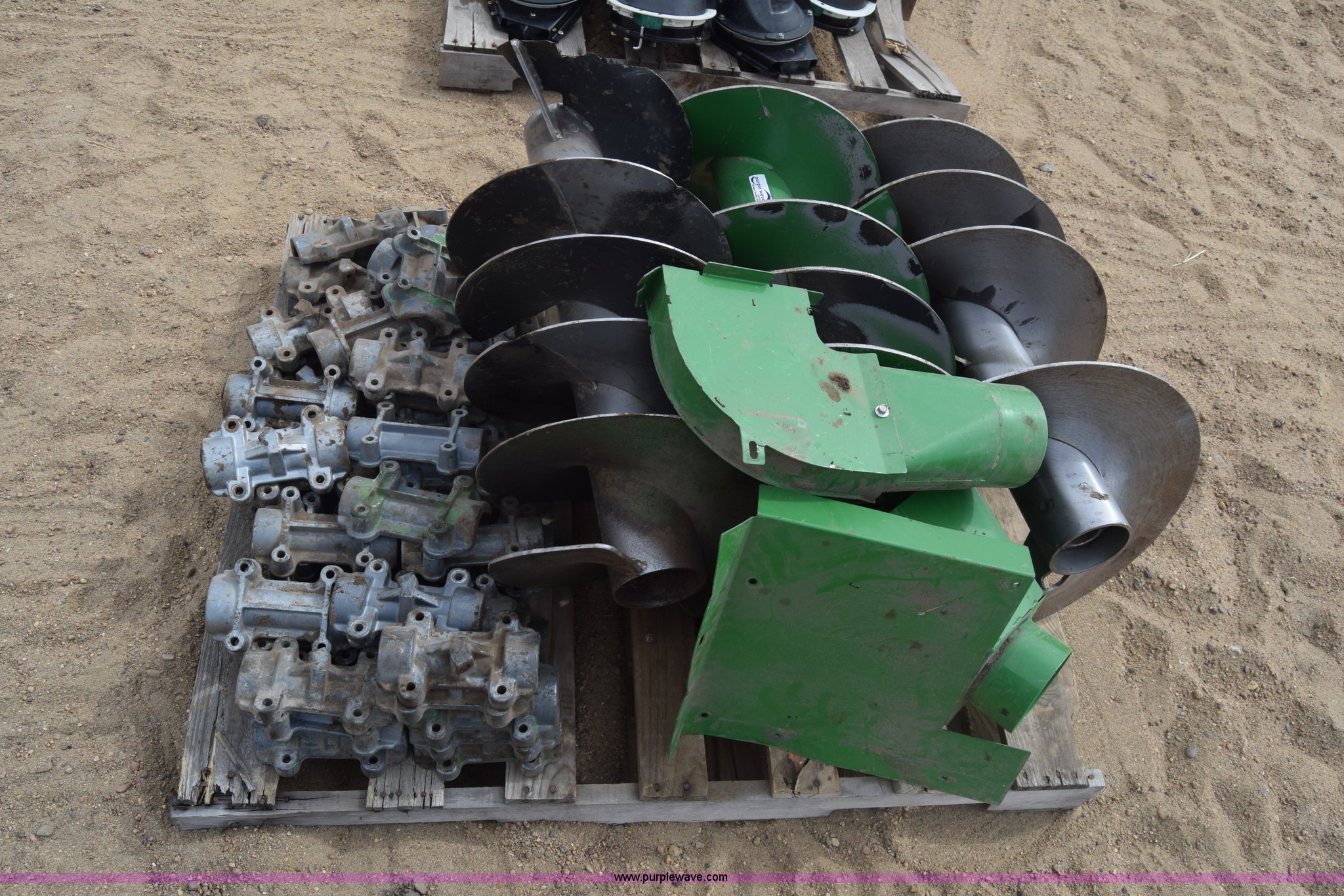 John Deere auger in Kinsley, KS Item BX9897 sold Purple Wave