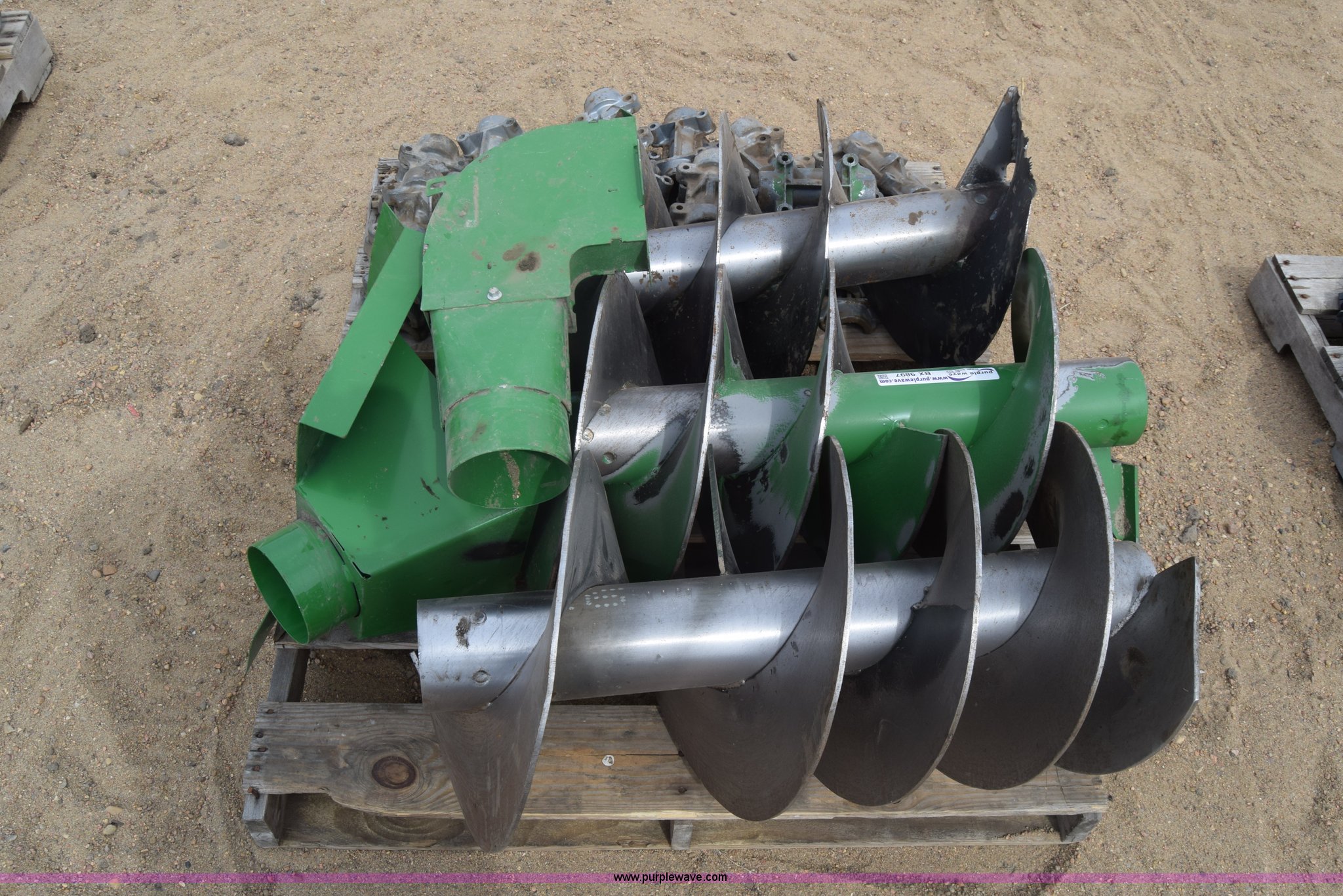 John Deere auger in Kinsley, KS Item BX9897 sold Purple Wave