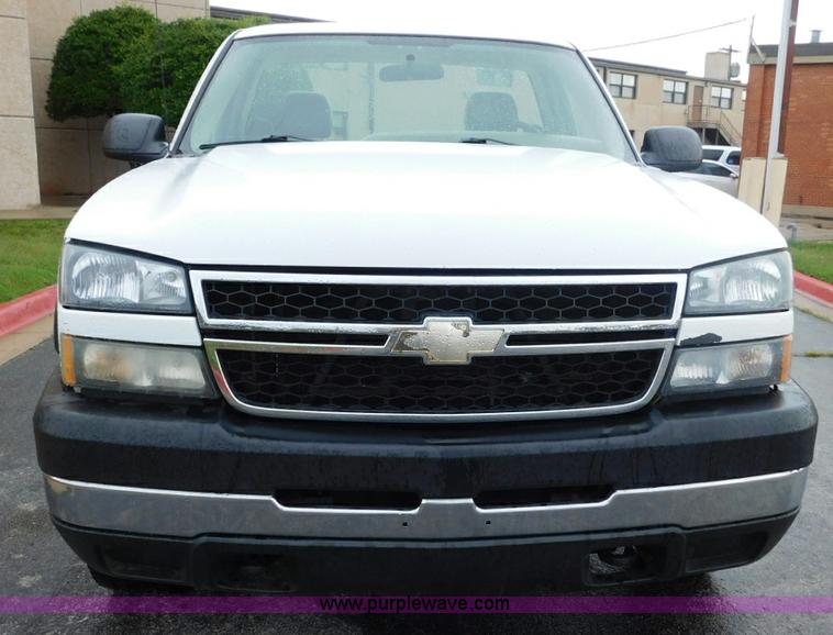 image for item L5862 2006 Chevrolet Silverado 2500HD pickup truck