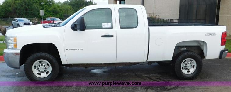 image for item L5869 2009 Chevrolet Silverado 2500HD Ext. Cab pickup truck