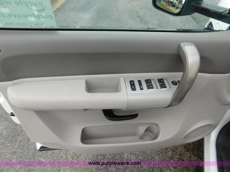 image for item L5871 2009 Chevrolet Silverado 2500HD Ext. Cab pickup truck