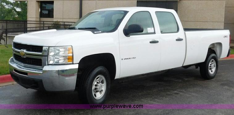 image for item L5875 2008 Chevrolet Silverado 2500HD Crew Cab pickup truck
