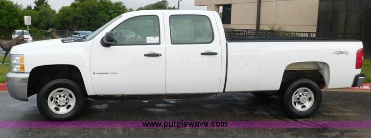 image for item L5875 2008 Chevrolet Silverado 2500HD Crew Cab pickup truck