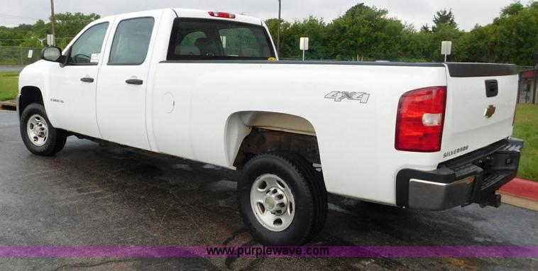 image for item L5875 2008 Chevrolet Silverado 2500HD Crew Cab pickup truck