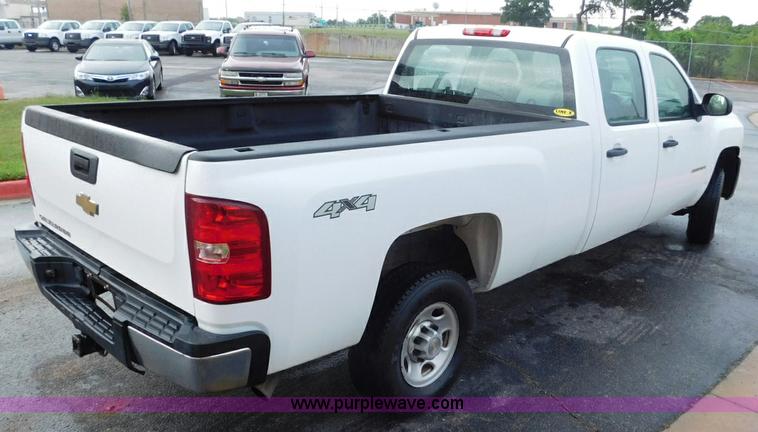 image for item L5875 2008 Chevrolet Silverado 2500HD Crew Cab pickup truck