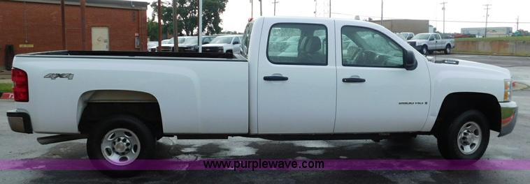 image for item L5875 2008 Chevrolet Silverado 2500HD Crew Cab pickup truck