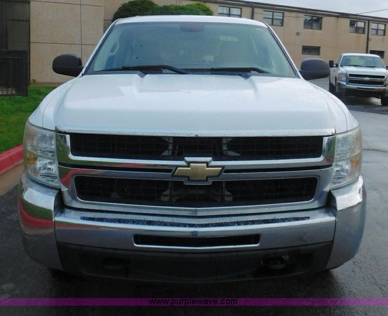 image for item L5875 2008 Chevrolet Silverado 2500HD Crew Cab pickup truck