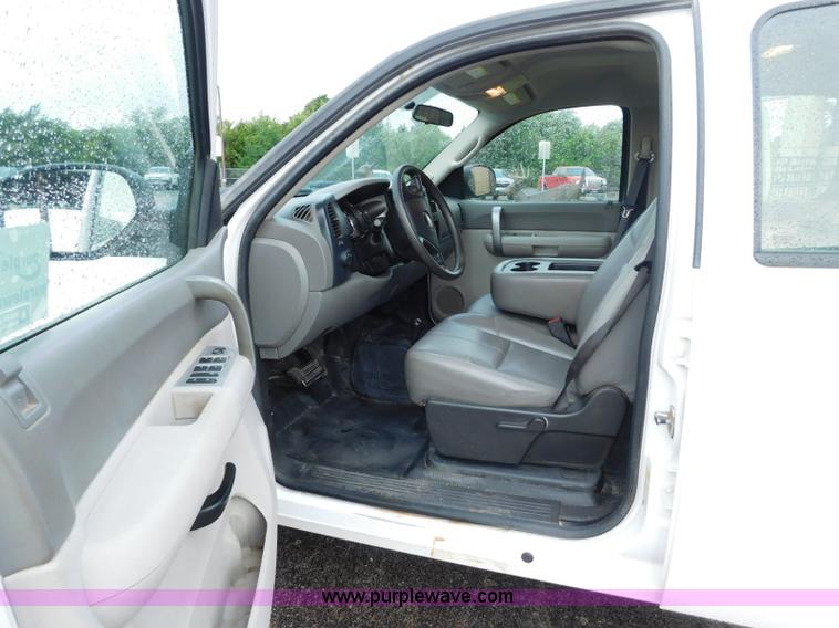 image for item L5875 2008 Chevrolet Silverado 2500HD Crew Cab pickup truck