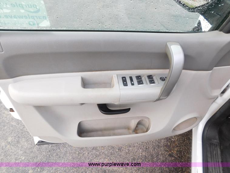 image for item L5875 2008 Chevrolet Silverado 2500HD Crew Cab pickup truck