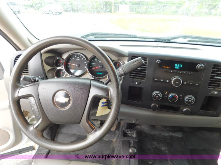 image for item L5875 2008 Chevrolet Silverado 2500HD Crew Cab pickup truck