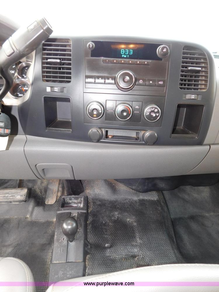 image for item L5875 2008 Chevrolet Silverado 2500HD Crew Cab pickup truck