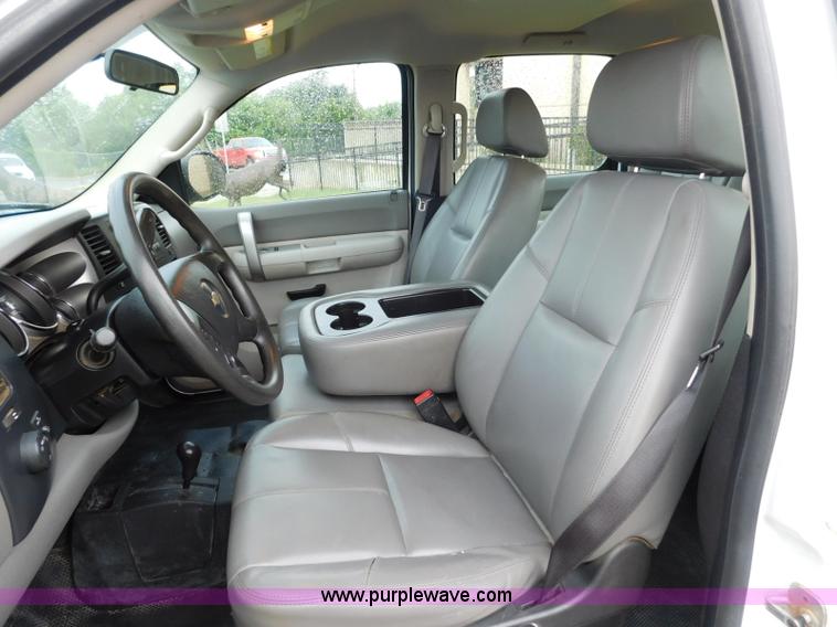 image for item L5875 2008 Chevrolet Silverado 2500HD Crew Cab pickup truck