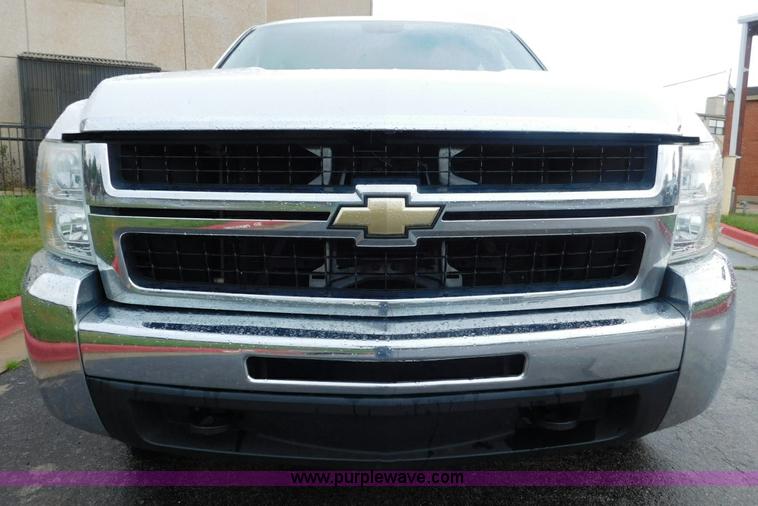 image for item L5875 2008 Chevrolet Silverado 2500HD Crew Cab pickup truck