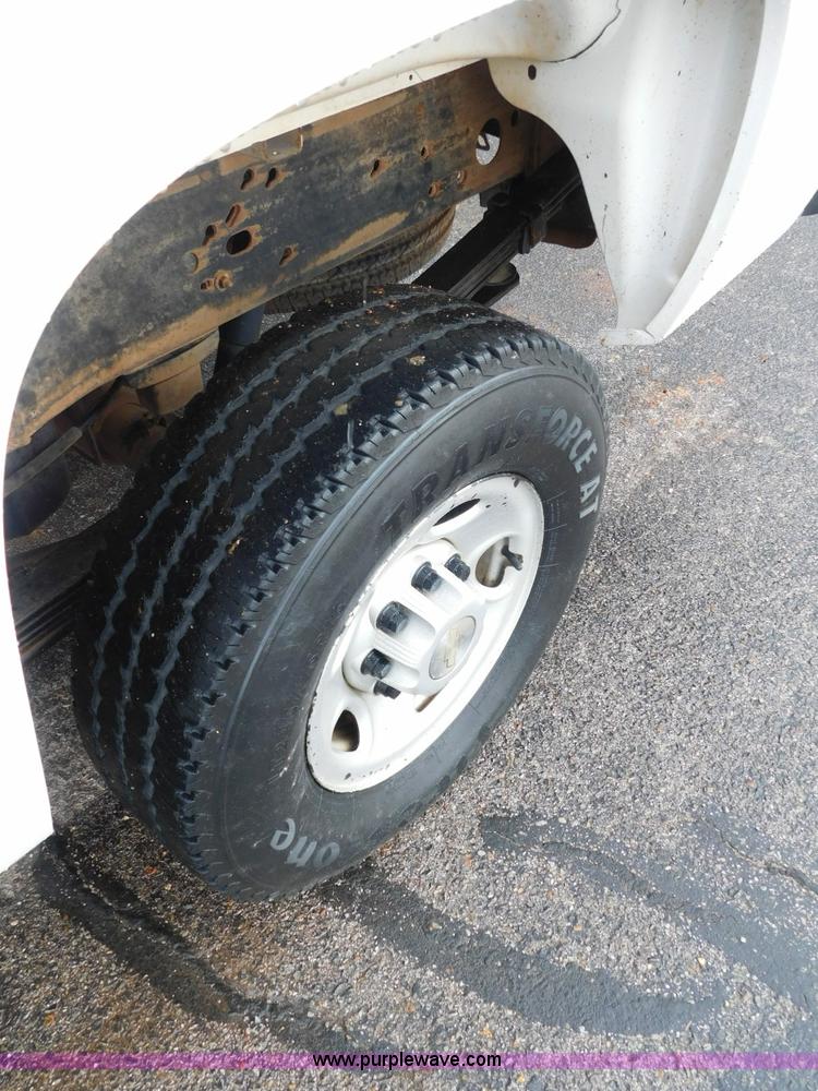 image for item L5875 2008 Chevrolet Silverado 2500HD Crew Cab pickup truck