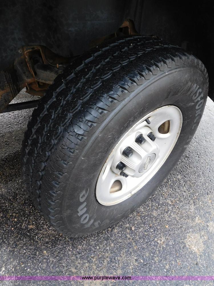 image for item L5875 2008 Chevrolet Silverado 2500HD Crew Cab pickup truck