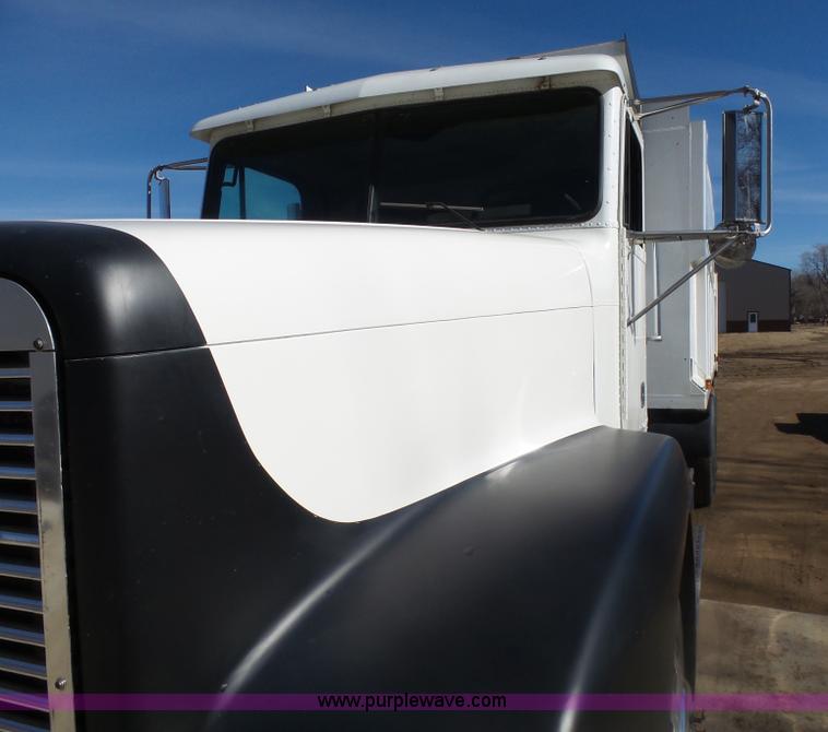 image for item AL9221 2000 Freightliner FLD dump truck