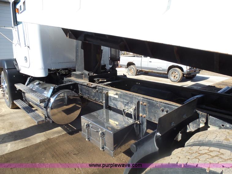 image for item AL9221 2000 Freightliner FLD dump truck