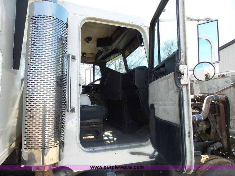 image for item AL9221 2000 Freightliner FLD dump truck