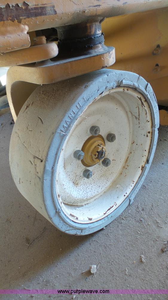 image for item AO9884 1999 Grove SM3248E scissor lift