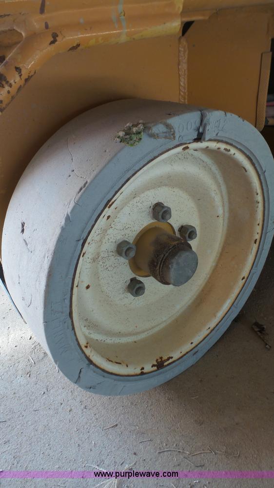 image for item AO9884 1999 Grove SM3248E scissor lift