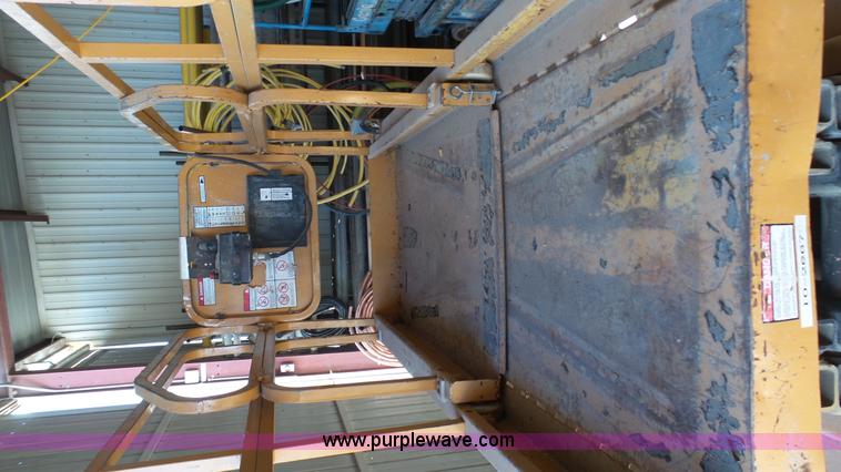 image for item AO9884 1999 Grove SM3248E scissor lift