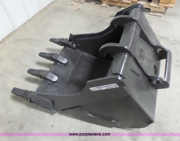 Bobcat excavator bucket in Novelty, MO Item AW9580 sold Purple Wave