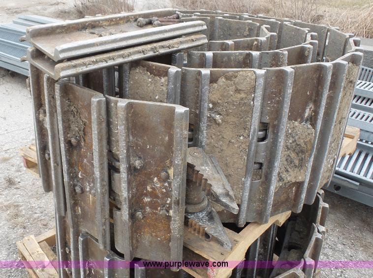 image for item BF9086 Caterpillar 953C track loader tracks