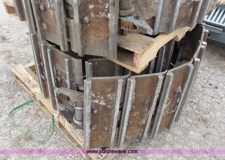 image for item BF9086 Caterpillar 953C track loader tracks