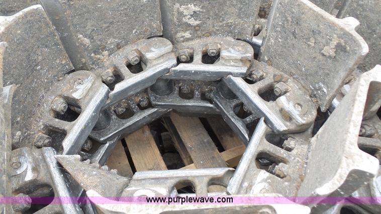 image for item BF9086 Caterpillar 953C track loader tracks