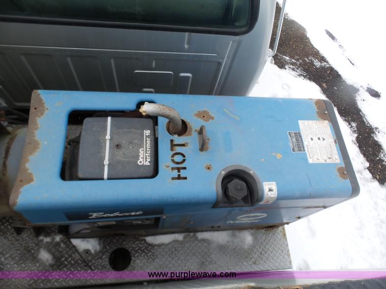 image for item BH9436 2004 Ford F650 Super Duty service truck with crane