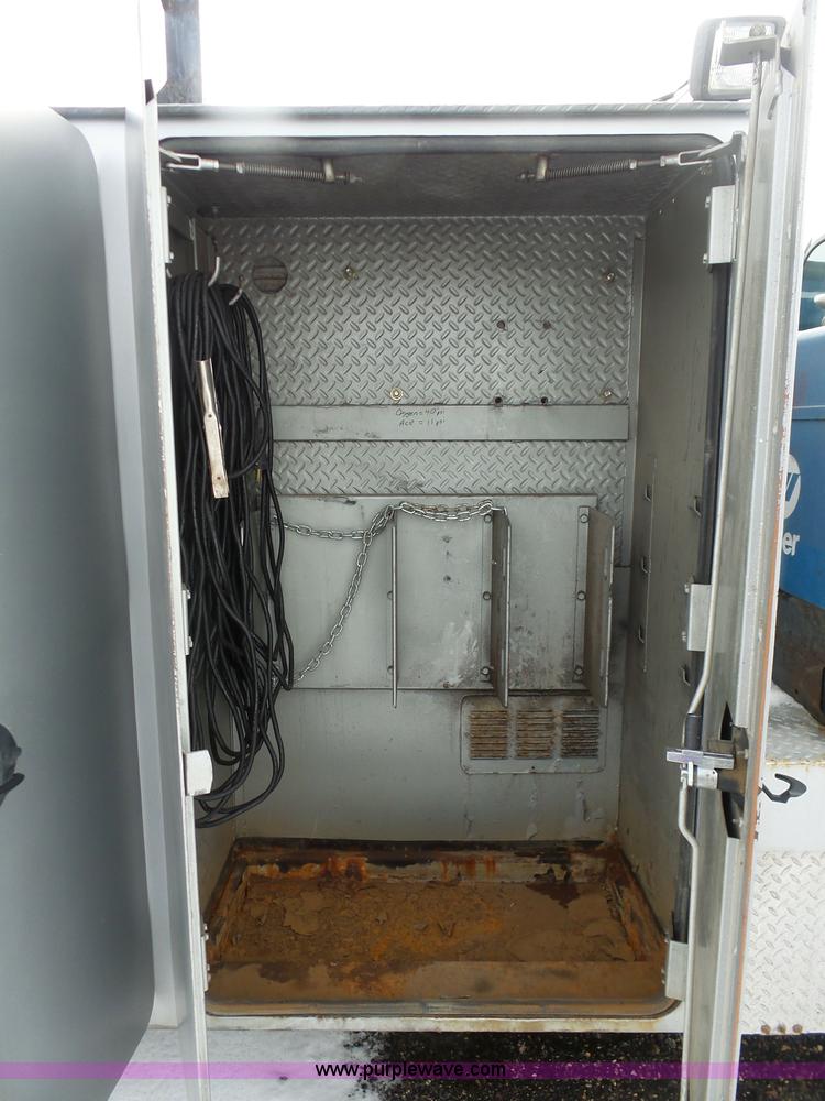 image for item BH9436 2004 Ford F650 Super Duty service truck with crane