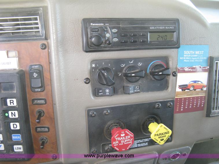 image for item J2906 2008 Peterbilt 340 dump truck