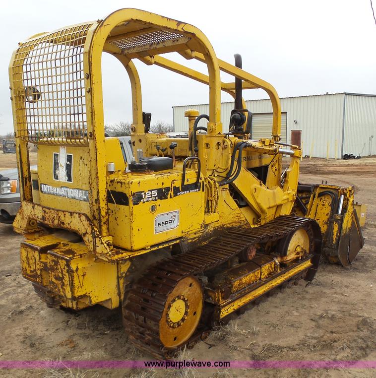 image for item J6225 1976 International 125E loader