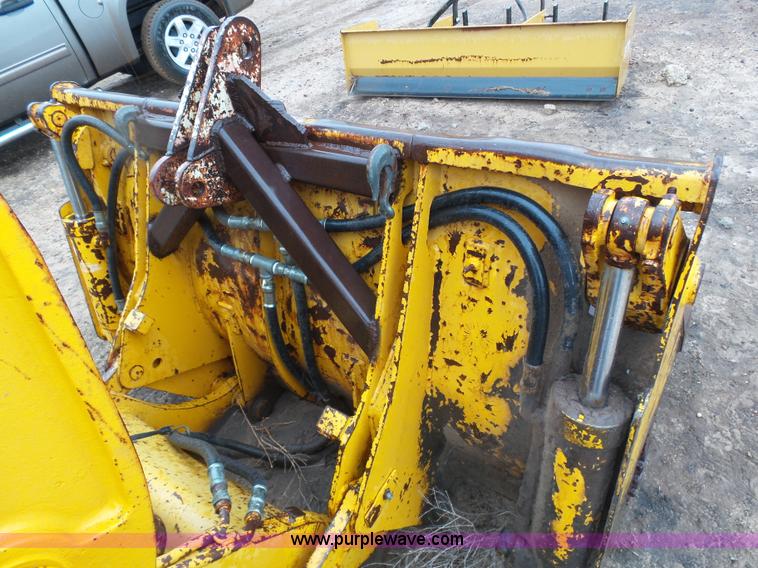 image for item J6225 1976 International 125E loader