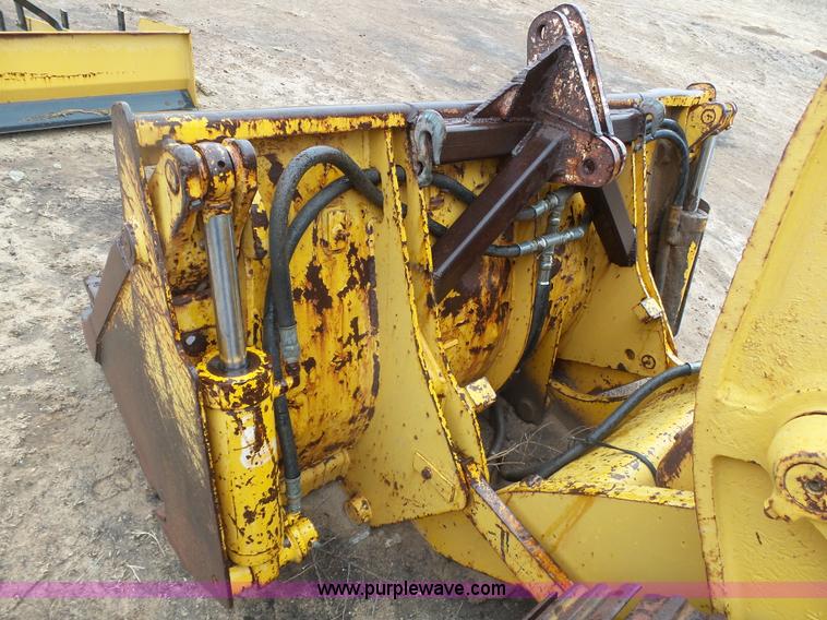 image for item J6225 1976 International 125E loader