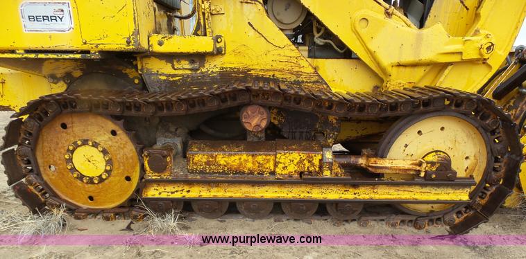 image for item J6225 1976 International 125E loader